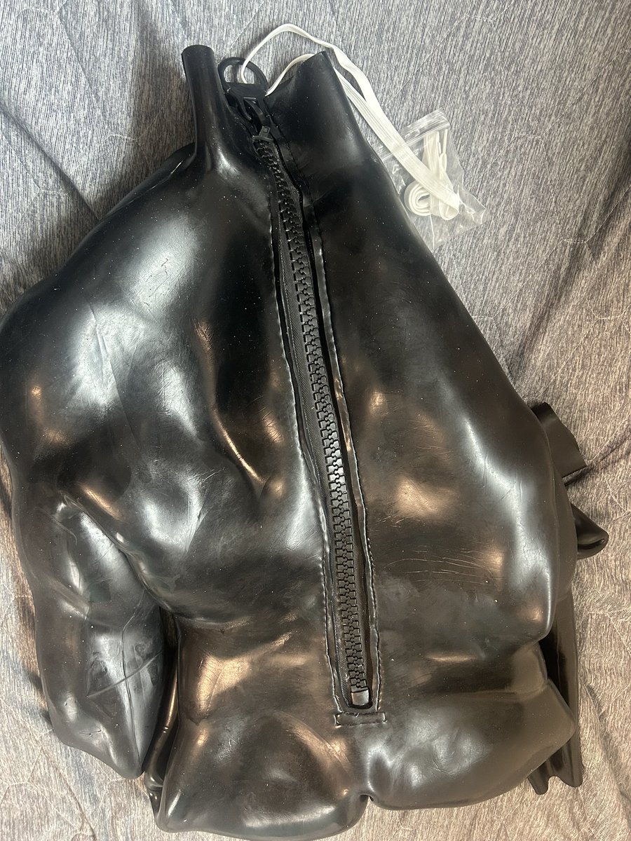 omocha130's tweet photo. 先日の懸賞で当たった賞品がもう届きました！！
さっそく開封してみたけど
まずは重いですね（シリコンだから仕方ない）
潤滑剤付けないと着れなさそうなので試着は後日

体型的に厳しそうかな…

SMITIZENJPさん
ありがとうございます😊

@SmitizenJP_2025 https://t.co/PxKTpRfdnn