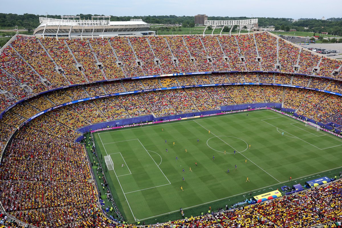 CONMEBOL's tweet photo. Los ecuatorianos coparon Kansas City 🇪🇨🏟️

#CopaMundialFIFA https://t.co/ZqcUCR1eCp