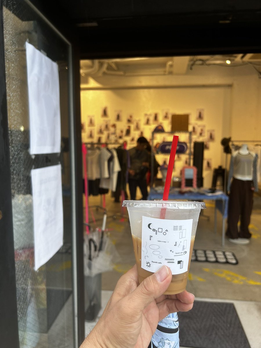 techii13's tweet photo. #KlangRuler のスーパーguitarist
#Gyoshi チャンが展開する
Gyoshi Cafeに行って来たよ😚
ちーちゃんのPOLYと
同時開催なのです
会場行ったらあの人っぽい感じの人いて
確証なかったけどやっぱり
あの人だったぽいw
そして特製ぎょしブレンド
美味しく頂きました✨ https://t.co/DksCSzLWOX