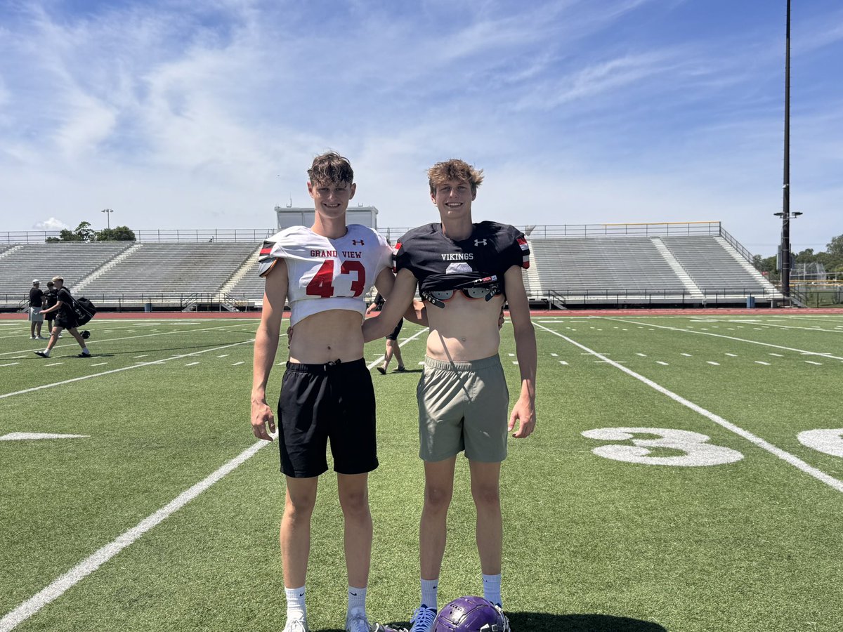 ElijahClarke110's tweet photo. Had a great time at the Grandview prospecting camp with my brother @AJ_Clarke, and got to learn from all these great coaches today.
@KnockJordan @CoachEJGVU @JamesWartick @D1Apex https://t.co/o2gPQSdWKD