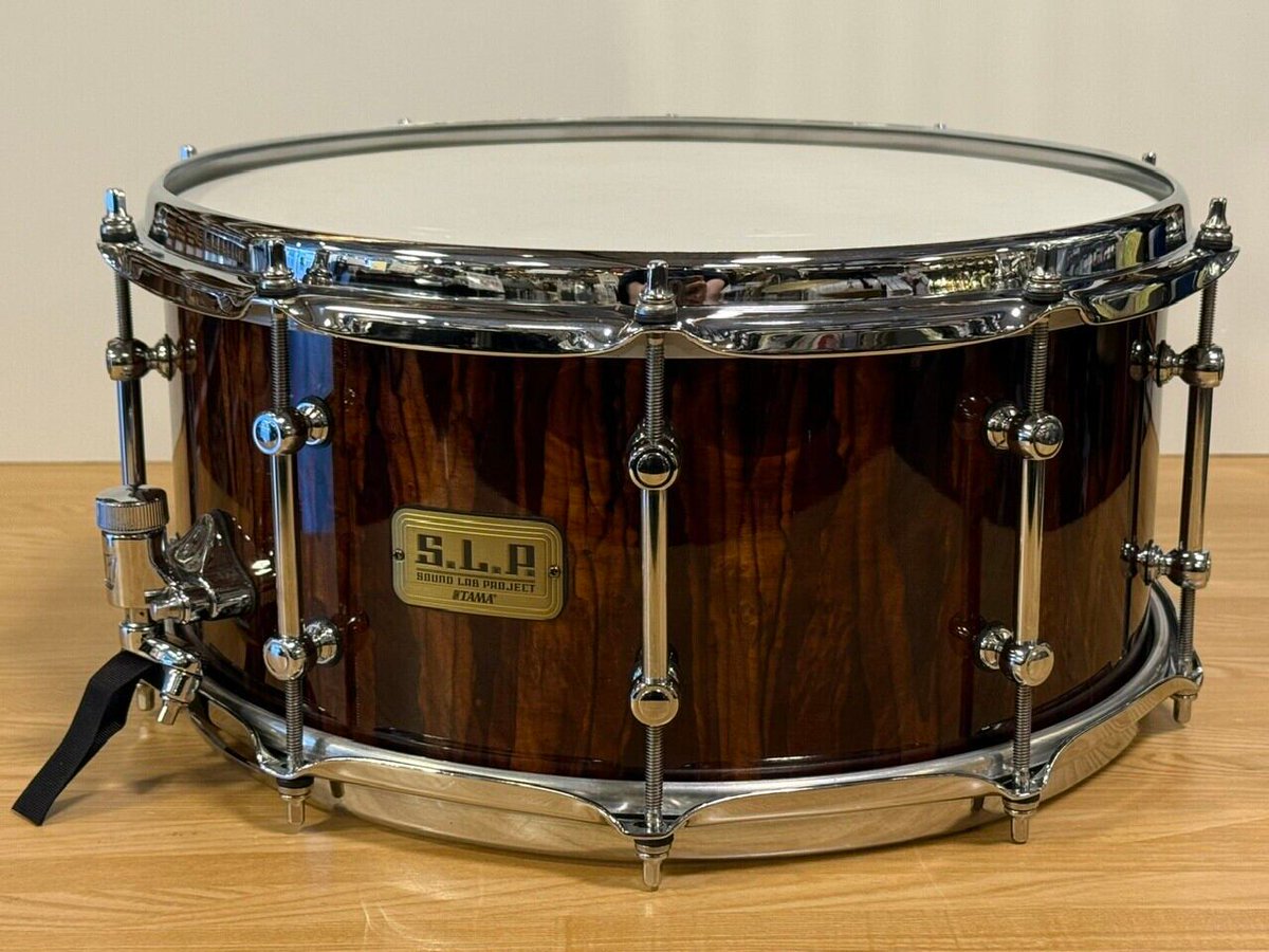 ACT_DRUM's tweet photo. メイプルのシェルのアウターのバールに垂らし塗装を施した、珍しい仕上げが美しいTAMAのS.L.P. 限定スネア[LMB1465-MMS]がUSEDで入荷しました。
ボリュームのあるシンプルな深胴ウッドスネアといった音で使いやすい。
使用感の少ない美品で、高そうに見えますがお値段お手頃！
https://t.co/hkyaxoS7Ff https://t.co/epGHpaHkKx