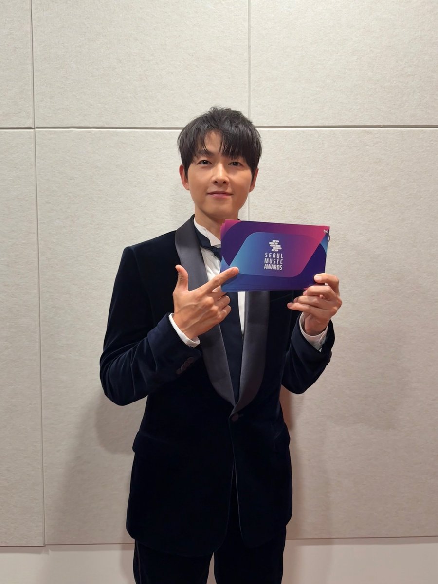 highziumstudio's tweet photo. [#송중기] #beHIGHnd

제35회 서울가요대상에서 만난 송중기 배우💐
따뜻한 미소와 매끄러운 진행으로 현장에 특별함을 더한 송중기 배우의 비하인드 사진을 공개합니다! 📸

#SONGJOONGKI #하이지음스튜디오 #HighZiumstudio https://t.co/tjb7d9ornN