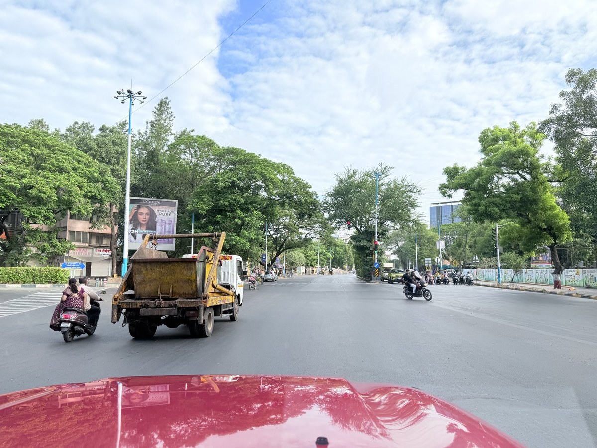 TejasRokhade's tweet photo. Gems of @PMCPune 
07:46 am Bremen Chowk, Aundh

@PuneCityTraffic see where this garbage truck is stopping. Plus no rear number plate.

@MDNagpure 🙏 https://t.co/weMRens2PR