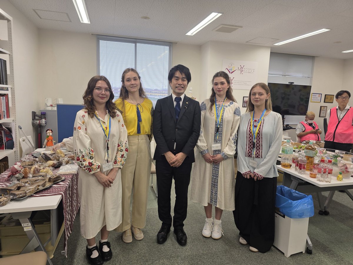 daisuke717's tweet photo. 兵庫県行政書士会神戸支部主催のウクライナ支援チャリティーイベントに参加しました。

兵庫県議会の議員連盟、行政書士会、そして会場となった神戸学院大学と、それぞれにご縁があり参加させていただきました。

会場では神戸ウクライナ名誉領事館の皆様や、ウクライナから来日されている留学生の皆様とも交流させていただきました。

今なお故郷を離れて生活されている方々がおられます。

行政書士会では、在留資格や生活相談などを通じた支援活動も行われています。

一日も早い平和の実現を願うとともに、多文化共生と国際理解の大切さを改めて感じる機会となりました。

#ウクライナ支援 #兵庫県行政書士会 #在神戸ウクライナ名誉領事館