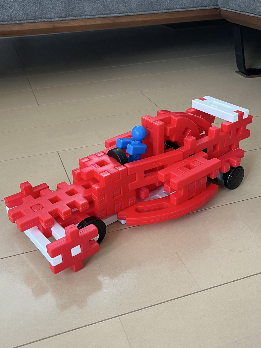 aiaicer's tweet photo. F1マシン

フェラーリのF1マシンを作ってみました。
ニューブロック人形のサイズに合わせるとタイヤが丁度良いのがないので物足らない感じに…
まぁフォルムはっぽくなったのでヨシ

#ニューブロック 
#F1 
#フォーミュラ 
#クルマ https://t.co/8kOWWVj3w0