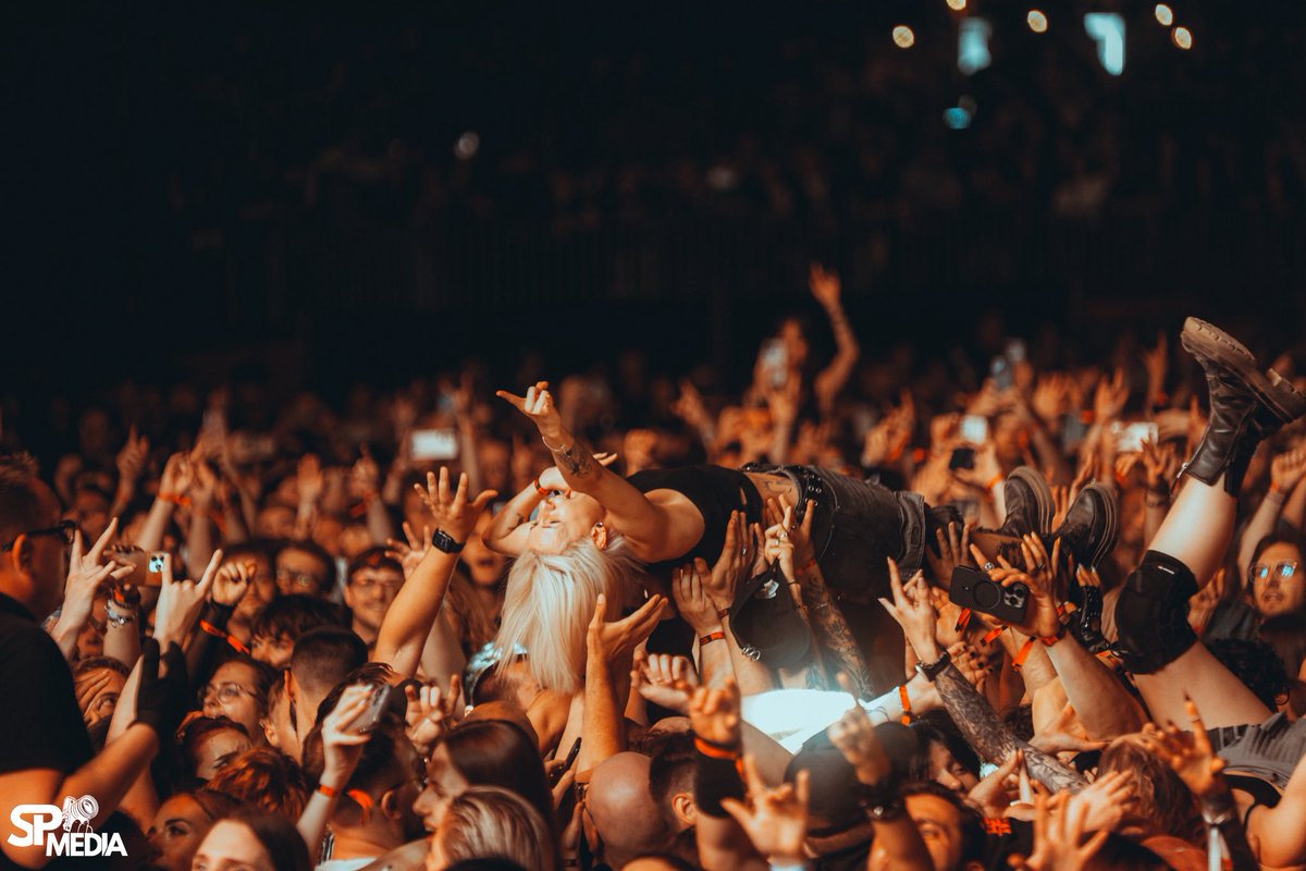 threedaysgrace's tweet photo. Summer Punch Festival was sick!! Thanks, Poland 👊👊🔥 

📷 @SPMediaAZ 

#ThreeDaysGrace #AlienationTour #Warsaw #Poland https://t.co/iCSq2Ea4lE