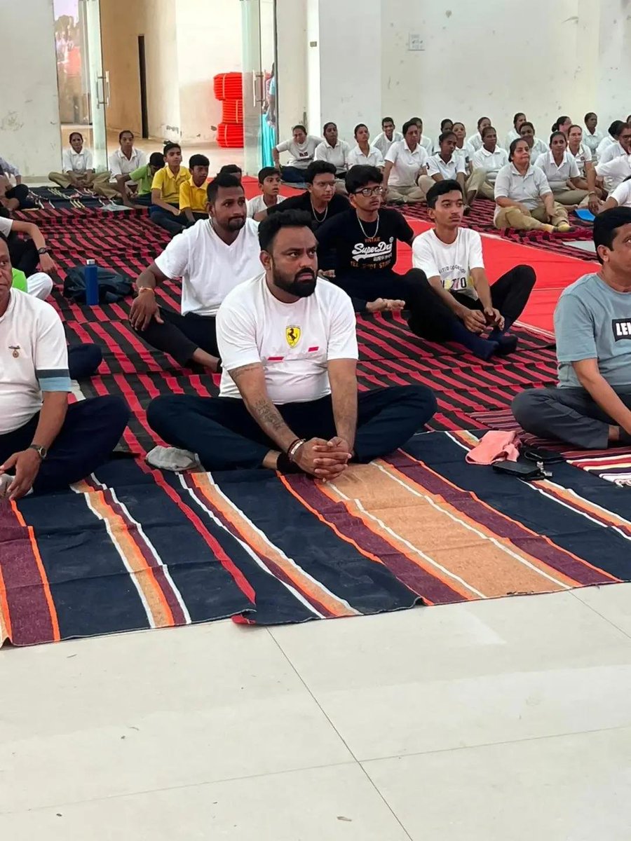 DevendrasinhVa8's tweet photo. “યોગ એ માત્ર કસરત નહીં પરંતુ જીવનશૈલી છે – જે તન, મન અને આત્માને સ્વસ્થ રાખે છે.”

વિશ્વ યોગ દિવસ નિમિત્તે આયોજિત યોગ કાર્યક્રમમાં સહભાગી બની યોગાભ્યાસ કર્યો. https://t.co/indIjcgYaY