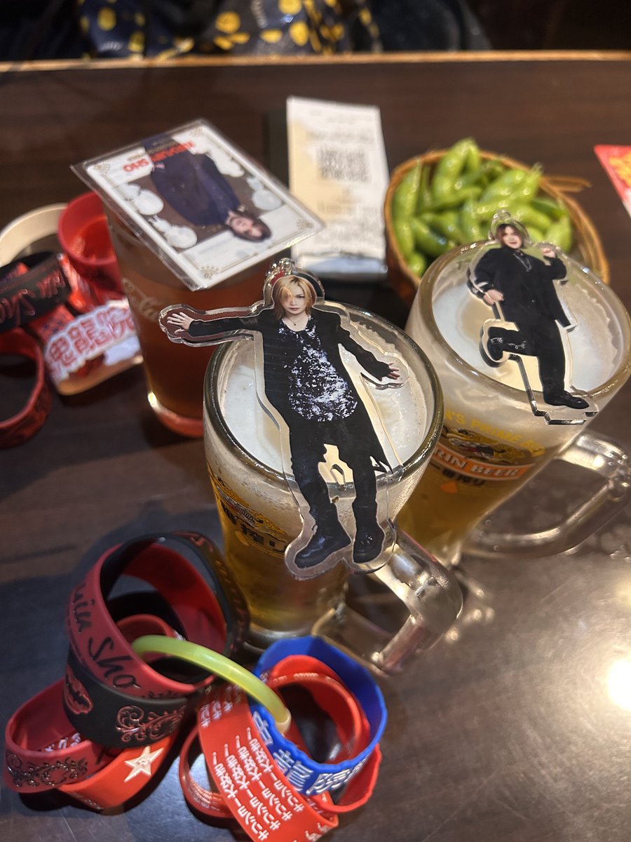 kiryuintedareda's tweet photo. 雨の中やっとたどり着けた憩いの場🤣
笑笑で無事に3人で乾杯出来たのマジで最高🍻😆
 #おたおめグランドファイナル https://t.co/42y5B6Ak4m