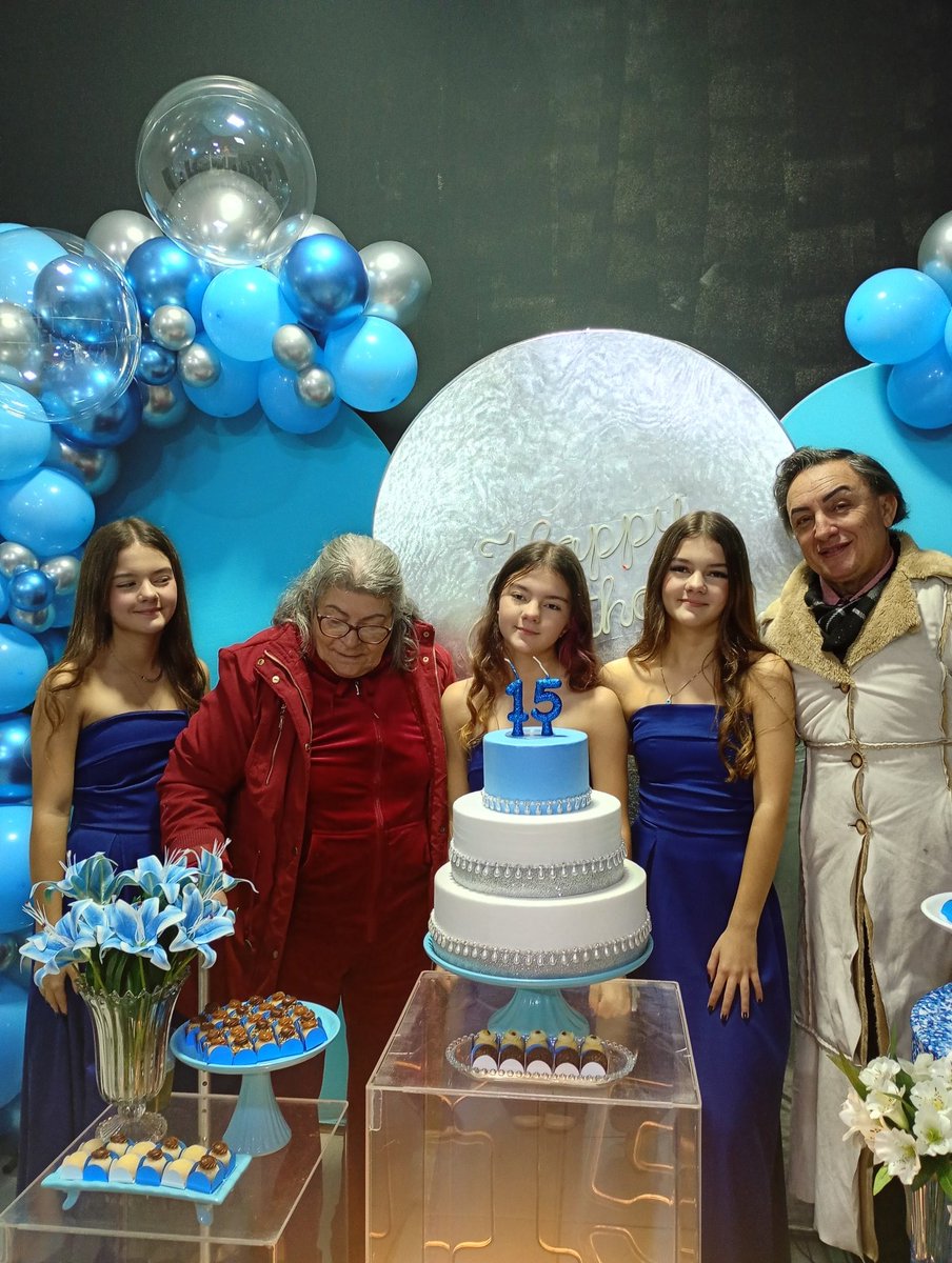 moacir_o's tweet photo. 15 Anos Trigêmeas Maria Maya Mariana Palmas Governador Celso Ramos SC e dona Clotilde https://t.co/RzGye75WNX