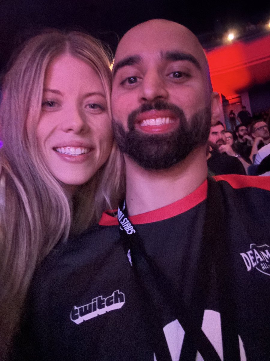 AmeliaScapes's tweet photo. What a freaking kind patient generous dude. I had such a blast at Dead Man All Stars, but this was for sure the highlight of my night !!! 

Thanks Oda and thanks to everyone who made the event happen 😊😊😊 @Odablock @DMM_Allstars @Jagex @OldSchoolRS https://t.co/eicTFTeoif