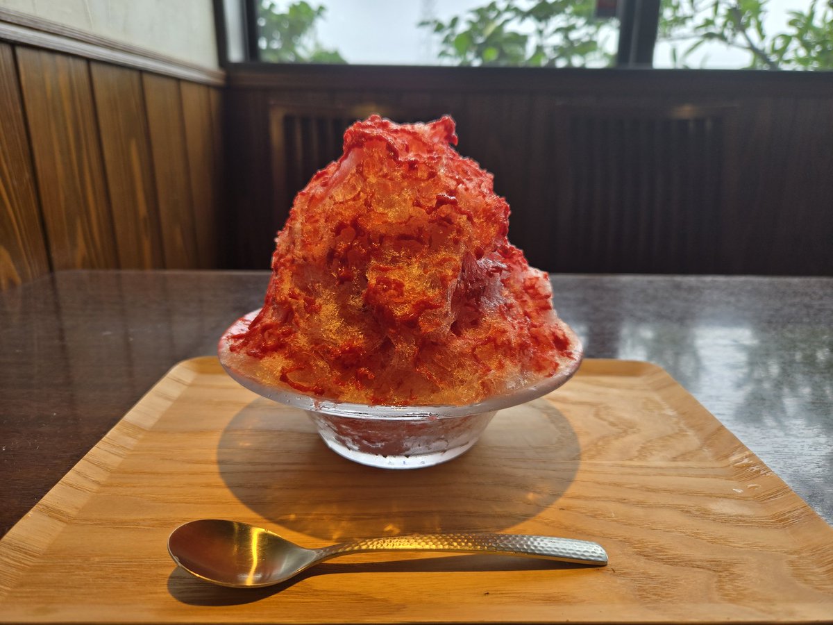 Cafededan's tweet photo. 試作【プラムのかき氷】

プラムをいただいたので、100%プラムのシロップとソースを作りかき氷にしました。

プラムだけだと酸っぱすぎるので、エスプーマをトッピング！

甘酸っぱいプラムと濃厚なエスプーマが相性抜群です！

#かき氷 #エスプーマ #プラム 
#愛知カフェ https://t.co/4wg4zFXi86