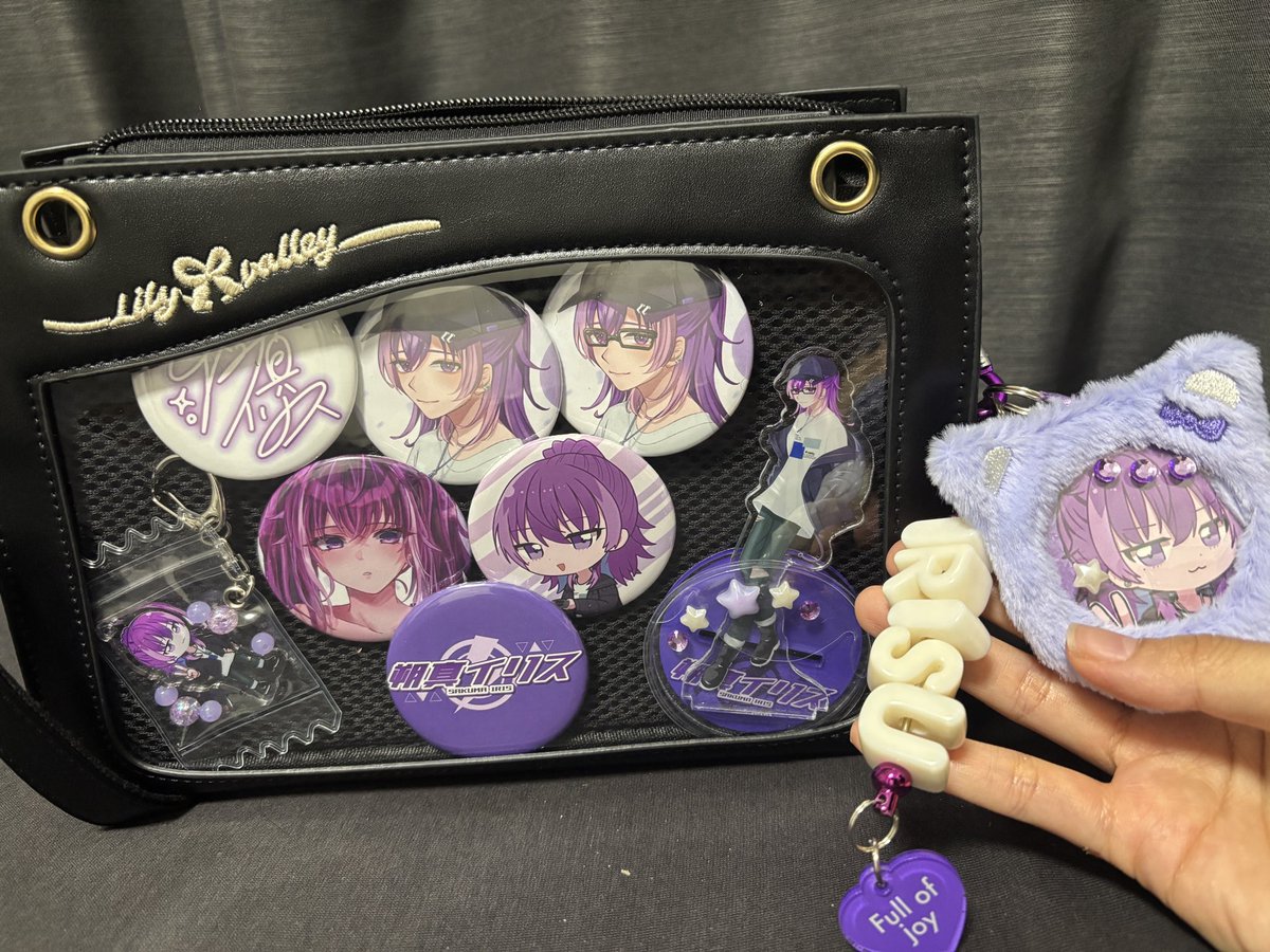 z5Wsuqn6jsR7XtA's tweet photo. #イリスくん監視中 #センス募集中
バッグ届いて痛バ出来た〜♡
アクスタの固定難しいな…。写真撮る時出したいから完全固定はしたくないし…(悩
缶バッジももう何個か出したいかも？
耳付きの缶バッジケースに入れたかったからミニちゃん一個は離脱中w
今日はこのバッグで初お出かけしてくる♪ https://t.co/llA3PMBsY1