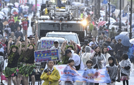 daily_tohoku's tweet photo. 〈デーリー東北最新ニュース〉
雨もなんの、パレード堂々　三沢でアメリカンデー
https://t.co/rf7A74QEQ4 https://t.co/CGGM0lmWad