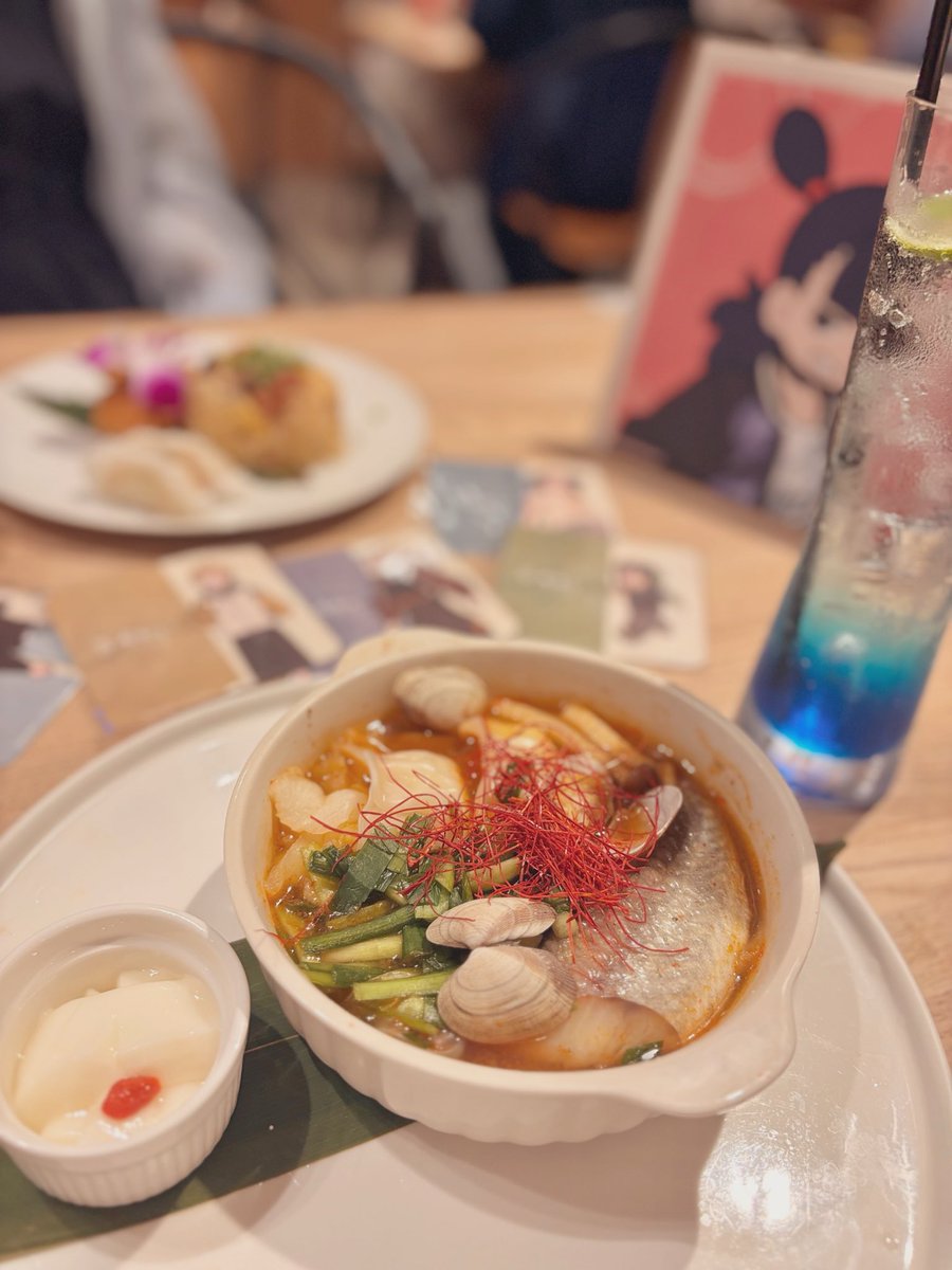 saba_to_shake's tweet photo. お久しぶりの向井さんとロシャオカフェとチャイナドレスと小籠包とスコーンとメロンパンとパパとグローグーとタイ料理とお誕生日にいただいた忘月餅シール🥮 https://t.co/KVu54Rig9H