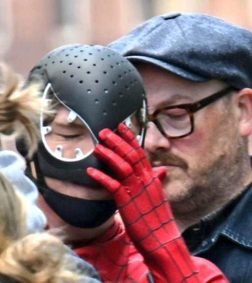 mendweaforever's tweet photo. @RealBreadsticc @WebslingerV02 Nah, the faceshell is still there. Just has holes in the jaw (for mouth movement) and ears https://t.co/bRmIz2Zd7c