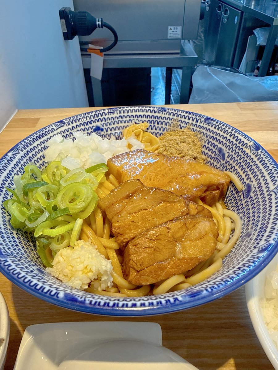 Tobinobu0502's tweet photo. 😋 Ramen Masamasa（JR姫路駅南側）
🍥まぜそばジャンキー＋生🥚＋〆🍚
今日は☀️朝からジャンキー気分💕モチモチ自家製麺🌾この太麺🍜が好きーーー❤️ウマダレに絡ませて🌀バリウマーーーMAX‼️ホロホロ角煮🥩〆ご飯🍚投入🪂生🥚バリ合うっす❗️あざぁーす(^_^)v
#RamenMasamasa  
#まぜそばジャンキー https://t.co/1miSSMeMea