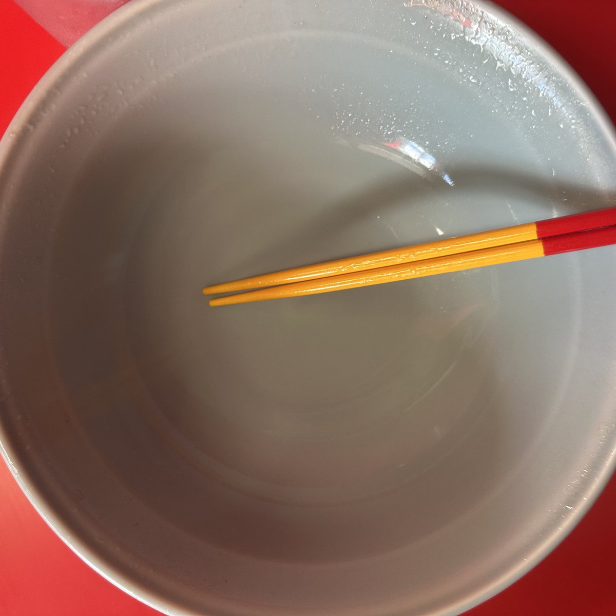 politic_patriot's tweet photo. 【本日の昼食】（ラーメン二郎 沖縄店）
大ブタ増ラーメン（1,250円）。ヤサイニンニクアブラカラメ。平打ちの中太縮れ麺はムニュッとしている。ブタは食べ応えがある。非乳化スープは醤油が程良い。完飲。
満足度：★★★★★★★★★★ https://t.co/nAp6P3Mcxa