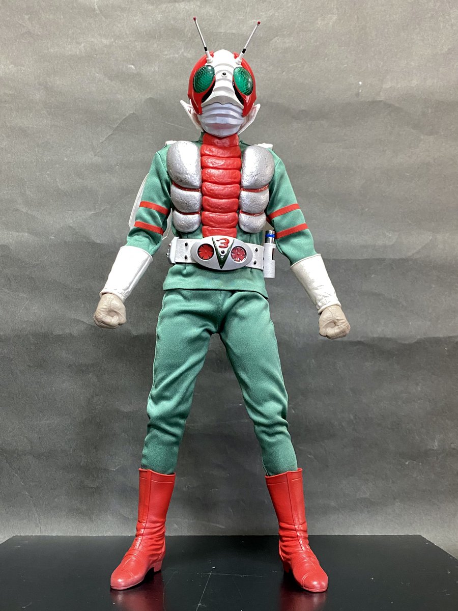 harukuni's tweet photo. 第一印象はガタイがでかい‼️正直な感想は一度海外でアニメ化したヤツをもう一度実写化して1/6にした様な？😅
良いも悪いもホットトイズ味があります。
付属品は申し分無く風見志郎ヘッドとか仮面ライダー隊のヘルメットやペンダント、V3ホッパーの射出後の開いた形態等芸細です🥰 https://t.co/kLfX7Bs7D7