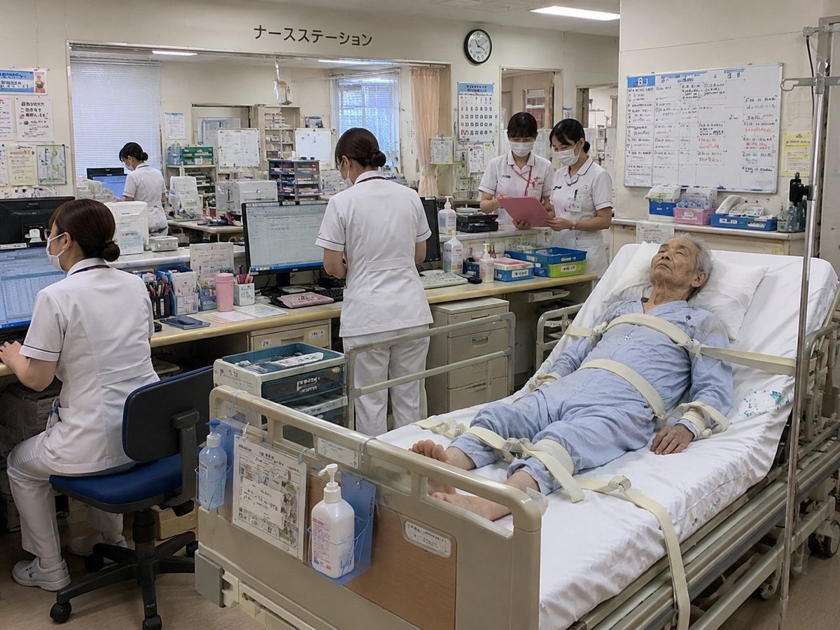 kSxgi4FCIZ6171's tweet photo. たまに見かける風景

看護師さん達の奥の手

認知症、不穏で目が話せないとき

ナースステーションに搬送 https://t.co/M74g2kSXCm