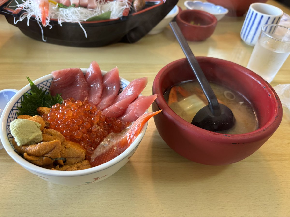 P000RF's tweet photo. 海鮮丼である https://t.co/sM5Ry50KGC