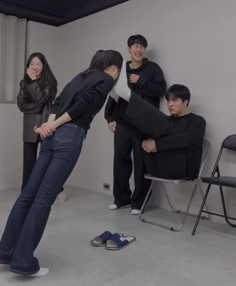 Zhhdfbfgg's tweet photo. 한국 예능 프로그램은 정말 잘 노는 것 같아. https://t.co/PGuE9zSbu5