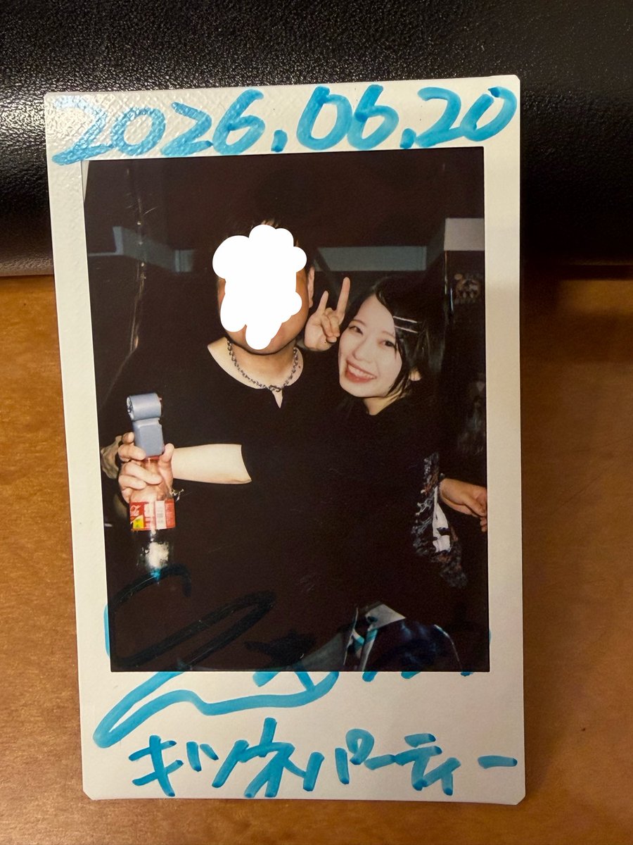 Show_76's tweet photo. Quubi Presents 
【 KiTSUNE Party 2026 】 
at GORILLA HALL OSAKA 
(大阪市住之江区)

【.LiNIXLiNE.】

人生初の🦍ホール😄
行ってきました‼️

知り合い皆が「ええハコ」と言うように、確かにフロアも広くて、ステージも高めで見やすく、バーカンもエントランスも広く、綺麗でええハコやった😆

そんなハコで超絶ダンスフロアを形成するリンクラさんを堪能してきた☺️

2人でライブするにはめちゃくちゃ広いステージだったが、翠ちゃんもれいちゃんもめっちゃ楽しそうに駆け回っていて、楽しそうやったな🥰

そしてやっぱ音が抜群に良いハコやから、リンクラさんのサウンドを全身に浴び散らかしながら、ずっと踊ってましたw

また汗だくや😅😅笑

あと、「Place of」で頭振り倒してきたんだがww、途中でフラフラしてしもた😱😨笑

やっぱ年寄りは無理したらアカンな😅
やっぱあの高速で頭振り続けられるアイツはスゴいな😁笑
(2.7万回も回ってる某動画参照ww)

🦍ホールの音響で聴く「Phase」のコアコアサウンドが抜群に良くて、浸り倒してしまいましたw

アレは中毒になるど🤣🤣

次はまたまたQuubiさんちの「sugarland」で🦍ホール行けるな😆

またまたダンスフロア♪( ◜ω◝و(و "
楽しみにしてます☺️

今回は特典会時間長めだったから、2枚ずつ撮れてハッピー🥰
