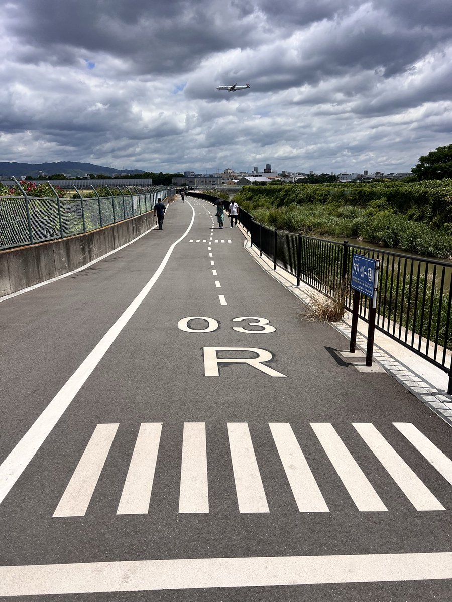 MihamaHouse's tweet photo. 初千里川土手！
バカ暑くて夏
飛行機と距離近くて良いけどトラフィック少なめ…時間帯によるのか。
＃伊丹空港
＃千里川土手 https://t.co/2mPlob2Zpn