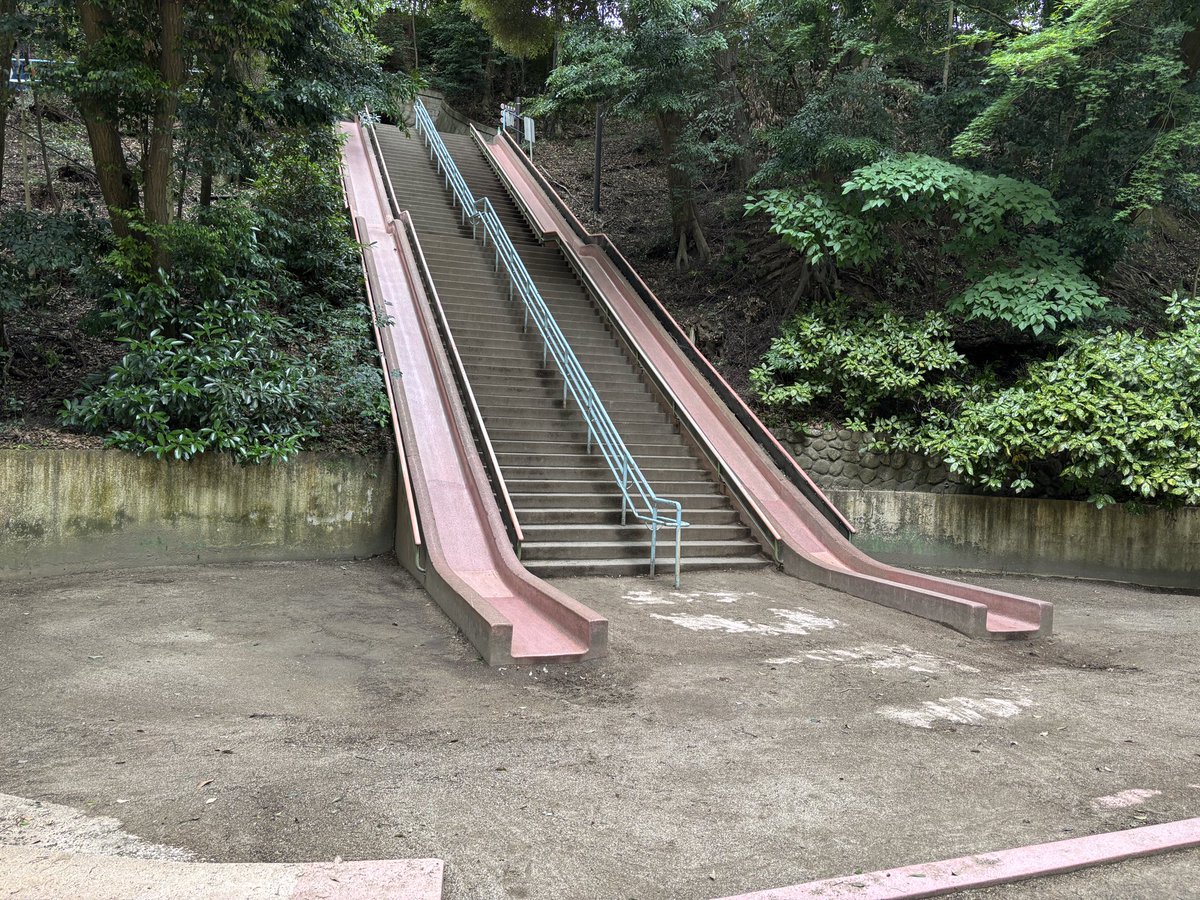 sumarikyu_kobe's tweet photo. 6/21☀️
本日は家族連れの方にお楽しみいただける児童遊園をご紹介します😊
場所は園内の本園エリア東側となります♪
名物はジャンボすべり台！✨
勢いが付きやすいのでご注意ください🙏
遊具がある場所は高速道路の高架下となります。日陰やベンチも多くありますので、疲れた際は休んでいただけます😊 https://t.co/2e8CNscAOe