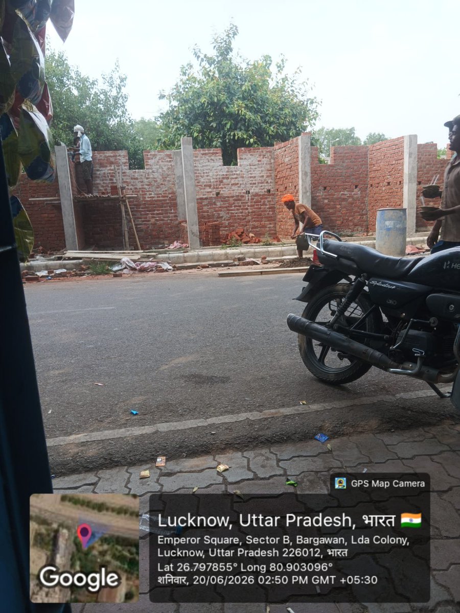 Lko_VivekSharma's tweet photo. वाह री व्यवस्था! ..#LMC
'फुटपाथ पर दुकान सजाइए..सड़क जाम कराइए और मिलकर खाइए..मलाई !'
लखनऊ के जोन 8, LDA कॉलोनी, बरगवां में फुटपाथ पर सरेआम पक्का अतिक्रमण कर राजधानी की सुंदरता और जनता का रास्ता छीना जा रहा है। क्या राजनैतिक संरक्षण प्राप्त अफसरों की 'स्व लाभ योजना' के आगे तो जैसे सभी नियम-कानून बौने ही हो चुके हैं..क्योंकि ऐसा लगता है कि अफसरों और कब्जाधारियों ने मिलकर 'सुंदर लखनऊ' को 'जाम ग्रस्त लखनऊ' बनाने की कसम खा रखी है।
वैसे भी विगत 3 साल में अनियोजित अतिक्रमणों को "वैधता" का जामा पहनाकर शहर को बर्बाद करने का यह कैसा संदेश दिया जा रहा है..साहब.🤔
तथ्य और लोकेशन(सम्राट स्क्वायर, सेक्टर बी, बरगवां) सामने है..जनहित में इस पर तत्काल बुलडोजर चलना चाहिए.. या अभी भी कागजी फाइलों में 'साठगांठ' का दौर जारी रहेगा..🙄..@aksharmaBharat @Sushma_Kharkwal @LucknowDivision @AdminLKO