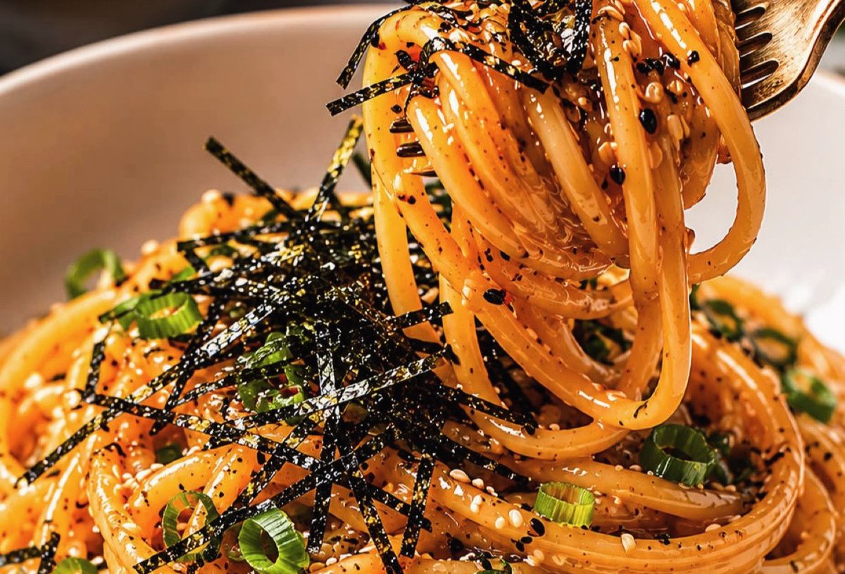 pickvitamin's tweet photo. 🍝🧈🍜 Miso Butter Pasta 🍜🧈🍝
╔═══ ❀ Simple • Creamy • Umami ❀ ═══╗
💛 Rich butter + 🍥 savory miso = comfort in every bite 💛
╚══════════════════════╝

🛒 Ingredients
🍝 8 oz pasta
🧈 2 tbsp butter
🍥 1–1½ tbsp white miso paste
🧄 2 garlic cloves (minced)
💧 2–3 tbsp pasta water
🥢 1 tsp soy sauce (optional)
🧂 Black pepper
🌱 Green onion
✨ Sesame seeds (optional)
🧀 Parmesan (optional)

🍳 Optional Add-ons
🍄 Mushrooms
🍤 Shrimp
🥓 Bacon
🥬 Spinach
🌽 Corn
🥚 Soft egg

👨‍🍳 How to Make
① 💦 Boil pasta until al dente → save some pasta water
② 🧈 Melt butter in pan
③ 🧄 Add garlic → cook until fragrant
④ 🍥 Mix in miso + 💧 pasta water → make silky sauce
⑤ 🍝 Toss pasta into sauce
⑥ 🥢 Add soy sauce if desired
⑦ 🌱✨ Top with green onion + sesame + 🧀

🌙 Final result:
🍝 + 🧈 + 🍥 = creamy • buttery • savory • cozy 💛
Perfect with 🥗 salad + 🥤 cold drink + 😋 happy stomach ✨