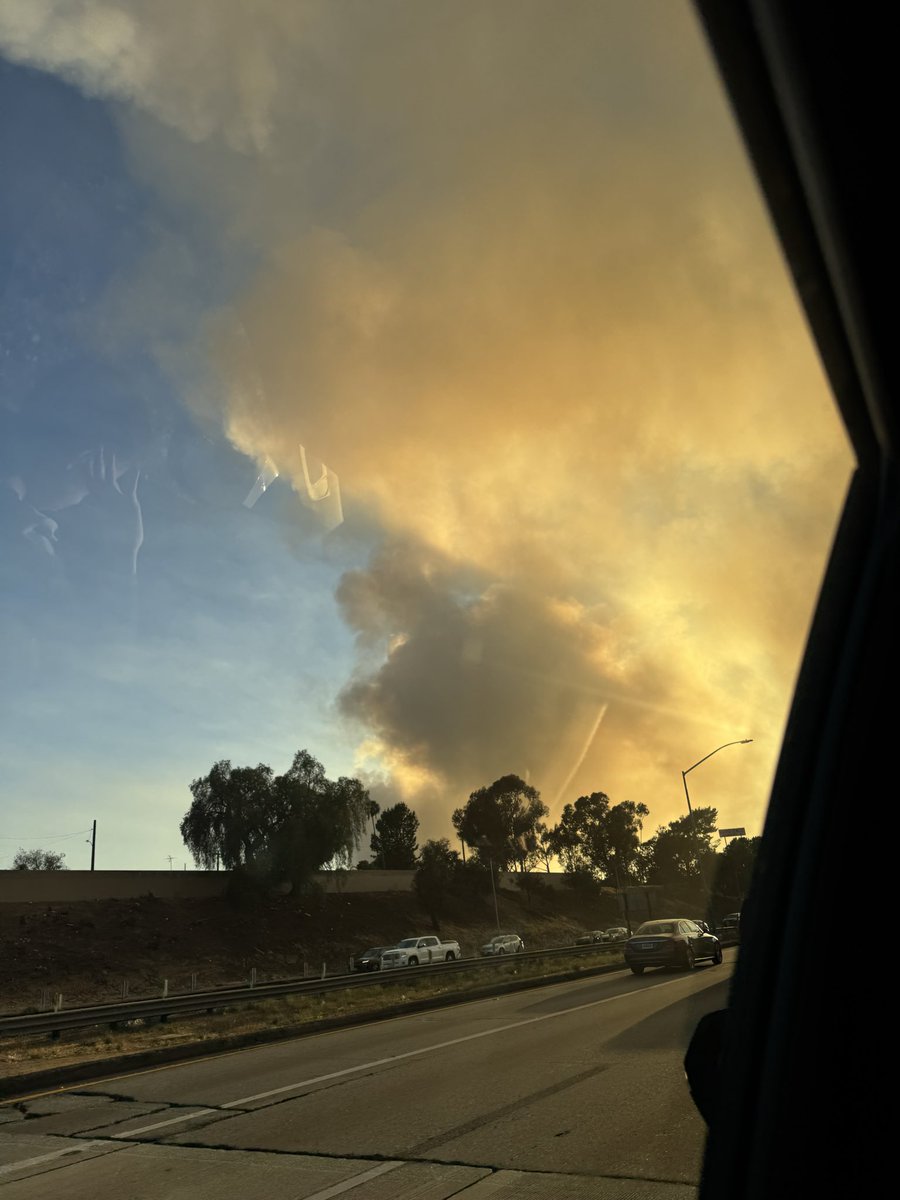 thetokkunch's tweet photo. たった今、ロサンゼルスの高速で遭遇した息をのむような巨大な煙💨
消火活動を続けてくれている消防士の皆さんに感謝を🙏
Stay safe, LA! 
.
.
#ロサンゼルス #LA生活 #ロサンゼルス旅行 #海外生活 #アメリカ生活 #ドライブ #losangeles #la #losangelesfire #lafd #boyleheights #losangelesfreeway #trafficupdate #staysafe