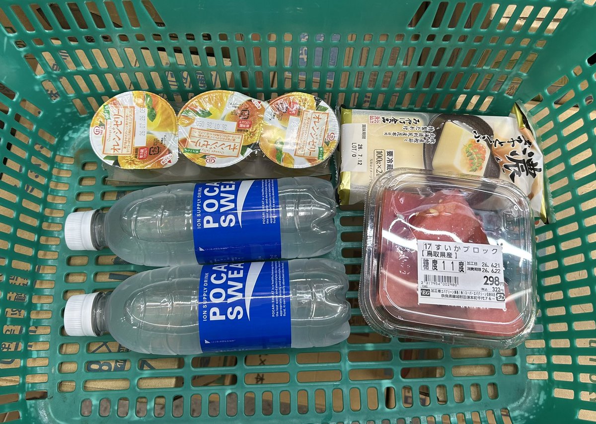 daizone1970's tweet photo. 今日も母の点滴の付添
熱は下がったままだし、今朝はお粥をしっかり食べたとのことで一安心😮‍💨
念のため食べやすそうなものをいろいろ持ってきた https://t.co/hAQCeXgOsS