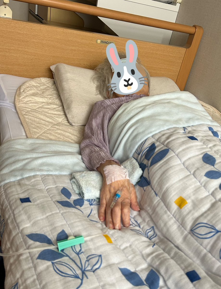 daizone1970's tweet photo. 今日も母の点滴の付添
熱は下がったままだし、今朝はお粥をしっかり食べたとのことで一安心😮‍💨
念のため食べやすそうなものをいろいろ持ってきた https://t.co/hAQCeXgOsS