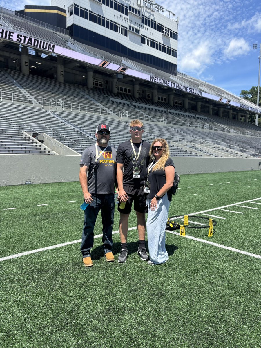 KeianShelton's tweet photo. Had an amazing visit at West Point this weekend. I want to say thanks to all the coaches and players that talked to me and made me feel like I was already apart of the brotherhood. I’m blessed to be apart of the family now. #BEATNAVY 
@ArmyWP_Football https://t.co/QJejZAuXNm