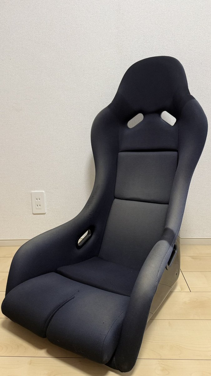 nqlsan's tweet photo. 【フルバケ売ります】
ナニワヤ EZ フルバケットシート
NA,NBロードスター用レール付き

2万円でいかがでしょうか？

神奈川県から引き取り限定です。

焼けあり。頭部裏、肩部裏に破れあり。
状態はそれなりなので、使えれば良いって方にどうぞ。

仕様かもしれませんが少々レール動き渋いです。 https://t.co/Q60mNoMqKF