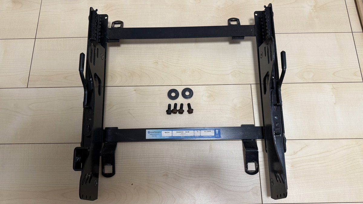nqlsan's tweet photo. 【フルバケ売ります】
ナニワヤ EZ フルバケットシート
NA,NBロードスター用レール付き

2万円でいかがでしょうか？

神奈川県から引き取り限定です。

焼けあり。頭部裏、肩部裏に破れあり。
状態はそれなりなので、使えれば良いって方にどうぞ。

仕様かもしれませんが少々レール動き渋いです。 https://t.co/Q60mNoMqKF