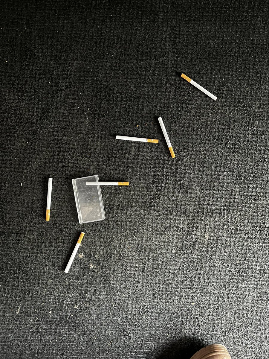 _sofobia's tweet photo. hace rato se me cayeron mis cigarros y lowkey salió la portada de mi siguiente playlist jabsja estoy por caer en la demencia https://t.co/Xikcf7C9v5