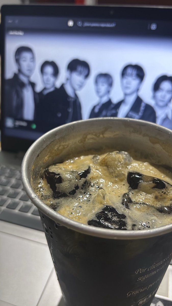 juanijoon's tweet photo. bts y un fernet, planazo https://t.co/xL9fVaTU6S