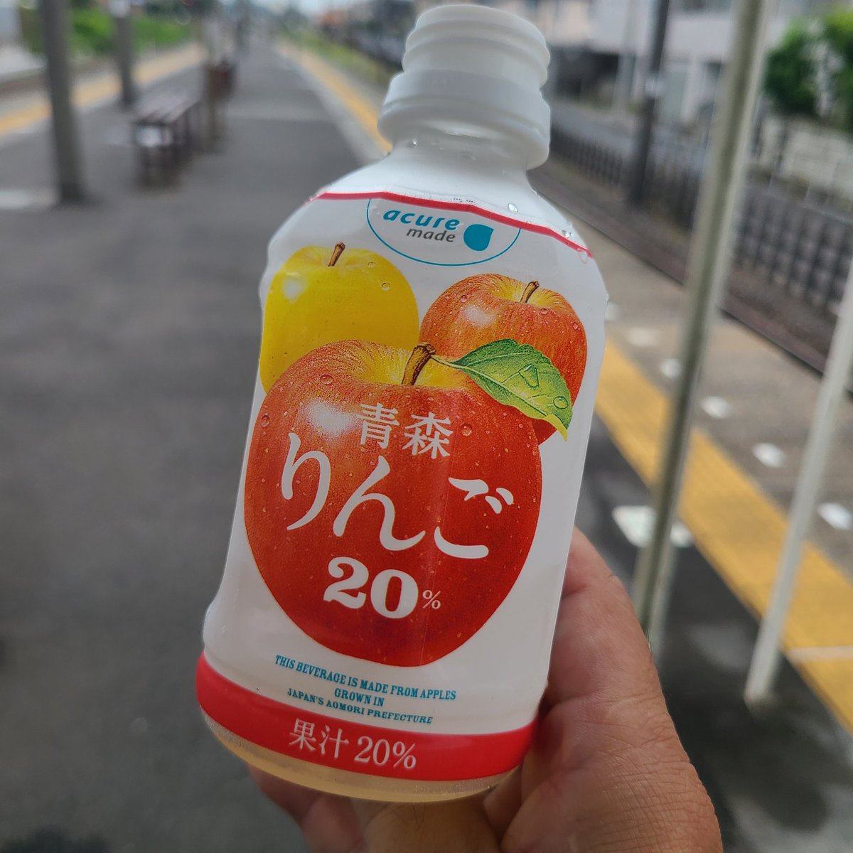 REYSOL43's tweet photo. 二日酔いには絶対にりんごジュース。
グリコのりんごジュースでパッケージに赤いりんごと青りんごが描かれていたヤツが好きだけど、最近見ないんだよな… https://t.co/mudcCTeiLt