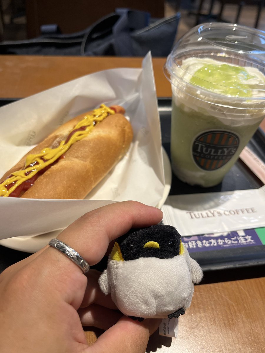 Fizzfml's tweet photo. 結局タリーズに落ち着くんだよね
タリーズなのに外観も店の中もおしゃれやった
メロンシェイクは微妙やった🙁 https://t.co/ad7JrbJxOV