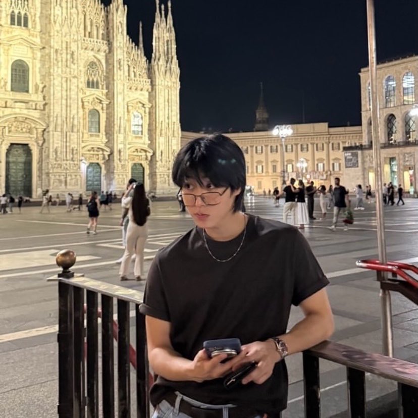 hyunkitte's tweet photo. o jisung muito Boyfriend material em Milão coisa mais linda o cabelão mds https://t.co/at3s53YMID