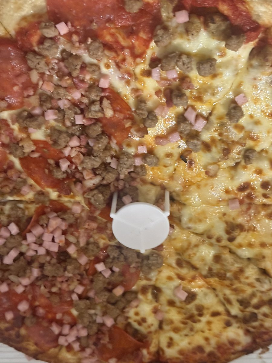 mario21680's tweet photo. @EOCpizza when did you start making pizza like this? I’ve been eating there for years and never received my toppings thrown on top! https://t.co/QNLhxdrW7t