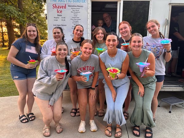rylan_eagle's tweet photo. The Sharks went 2-1 today; we enjoyed some team bonding time afterwards.  Back at it tomorrow morning at 8am. With wins we would then play at 9:30am &amp; 11:00am! Round 2 would be a redemption game against Aftershock to reach the championship game.  We got this Sharks 🦈 💚🖤🔥 https://t.co/5i3dlHd2Oc