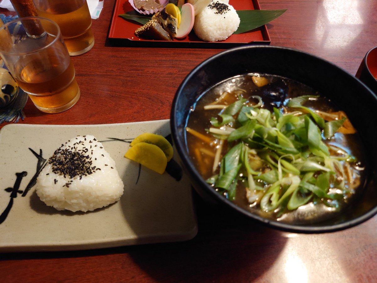 olaf_0607's tweet photo. お昼はむさし😁
元気うどん定食〜🎵
むさしに来たら銀むすびは食べないと🥰
そして気を付けて食べないと火傷する元気うどん😁
やっぱり旨いなぁ🎵

#広島
#むさし
#元気うどん定食
#銀むすび https://t.co/EOAWGkXBT1