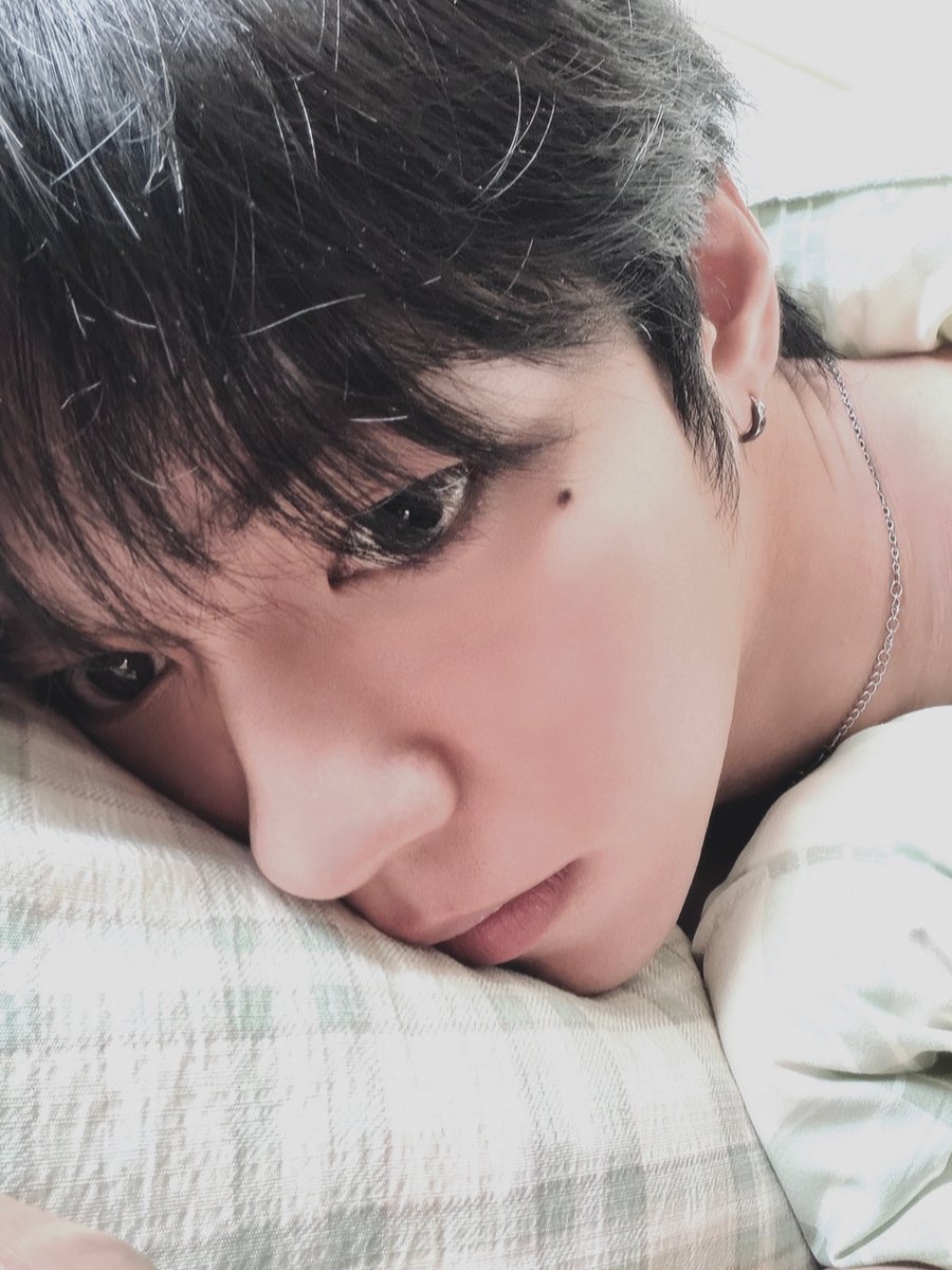 asterfox1721's tweet photo. JL, naman. Hindi ako prepared sa DM mo!!! Nakakagulat naman ang umaga ngayon. Ganito ba lagi ang view ng mga ka-grupo mo sa'yo? Ang swerte naman... Ang gwapo-gwapo ng atabs na yan!!! 🥹 https://t.co/lMf7OnQwEK