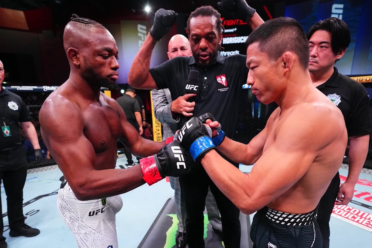 FightsMemory's tweet photo. ケイプの勝利後マイク抜粋📝

「恭司は最高の選手だ。今まで戦ってきた選手の中で一番だ。彼に憧れているし、彼のような選手になりたい。彼がいなければ今の自分はいない。アリガトウゴザイマシタ」

U-NEXT放送翻訳より | #UFC https://t.co/Xt53JXAI8G