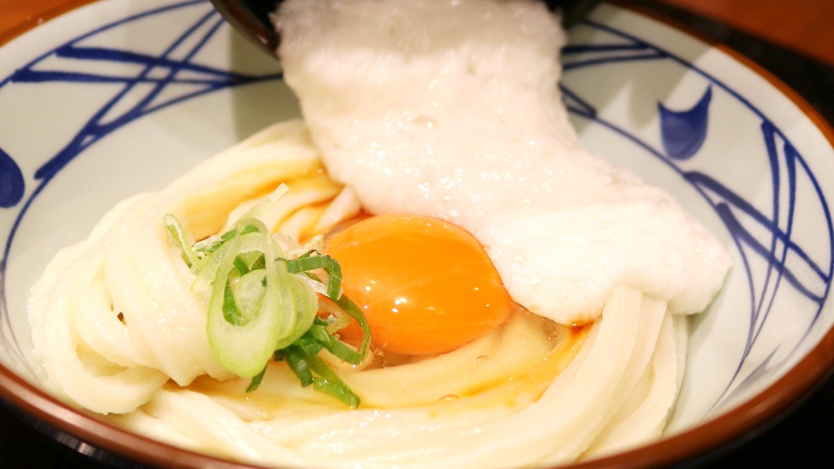 UdonMarugame's tweet photo. 暑い日は、サラッと食べられる一杯が欲しくなりませんか？🎐

#釜玉うどん にとろろを合わせると、とろろと玉子のまろやかさがうどんに絡んで、サラッと食べられます🥢
だししょうゆをまわしかければ、旨みとコクが加わってさらに味わいが引き立ちます✨
今日のランチにいかがですか？♪
#丸亀製麺 https://t.co/XzSMxiGvWt