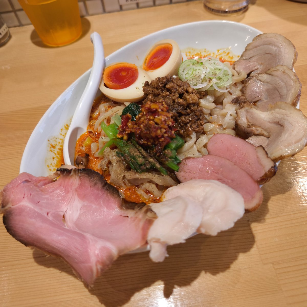 t2cz's tweet photo. メンドコロ 天鳳
ごちそう汁なし担々麺
小ライス
ゴマ感が凄くてめっちゃ美味い
多加水でモチモチな麺も汁なし担々麺としては個性的で凄く良い
ちょっと遠いけどまた来て他のメニューも食べたい思えるお店だった
美味しい汁なし担々麺をご馳走様でした
#RB大宮アルディージャラーメン部 https://t.co/YxLD4ZsiHf