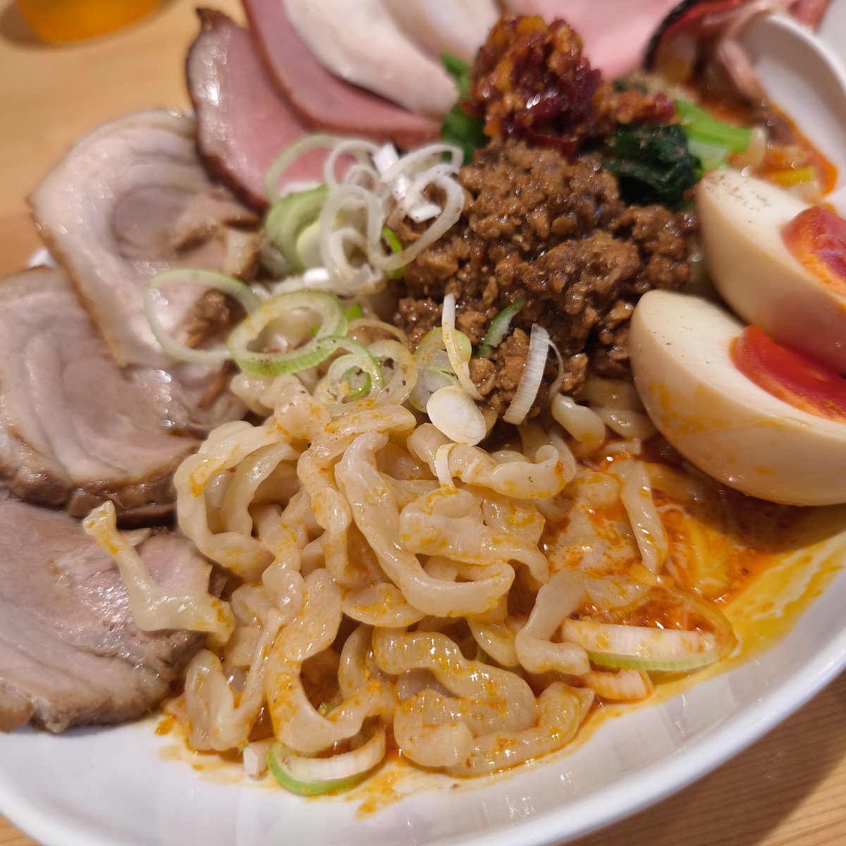 t2cz's tweet photo. メンドコロ 天鳳
ごちそう汁なし担々麺
小ライス
ゴマ感が凄くてめっちゃ美味い
多加水でモチモチな麺も汁なし担々麺としては個性的で凄く良い
ちょっと遠いけどまた来て他のメニューも食べたい思えるお店だった
美味しい汁なし担々麺をご馳走様でした
#RB大宮アルディージャラーメン部 https://t.co/YxLD4ZsiHf