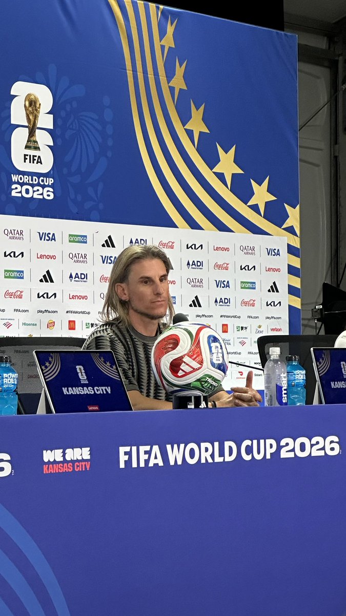 juanfranrueda_'s tweet photo. Sebastián Beccacece sobre el enojo del hincha ecuatoriano 🇪🇨 

“Es normal que sienten esa decepción, es lo que más me duele.”

“El esfuerzo que hacen, como los futbolistas, es muy doloroso” 

“Hay que saber atravesar los miembros difíciles, los momentos incómodos”

“Es porque la vida te pone por delante cosas que no esperan”

“A la gente comprenderla en el enojo hacia mi persona”

“Nadie dijo que iba a ser fácil, y hoy tenemos una oportunidad histórica de ganarle a una selección que nunca le hemos ganado”
